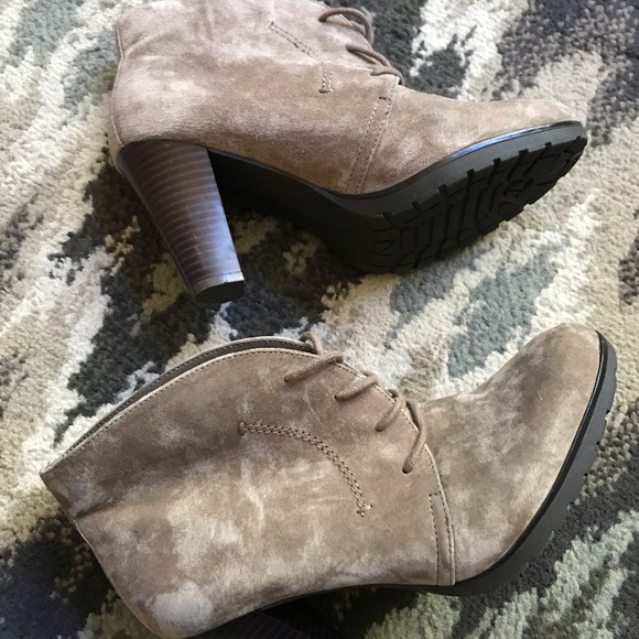 Short booties perfect for winter. - Picture 2 of 6